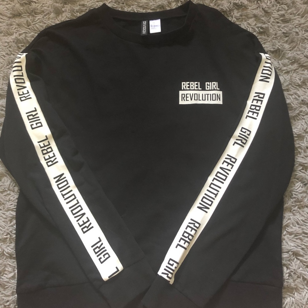 A black and white H&M long sleeve 🖤.